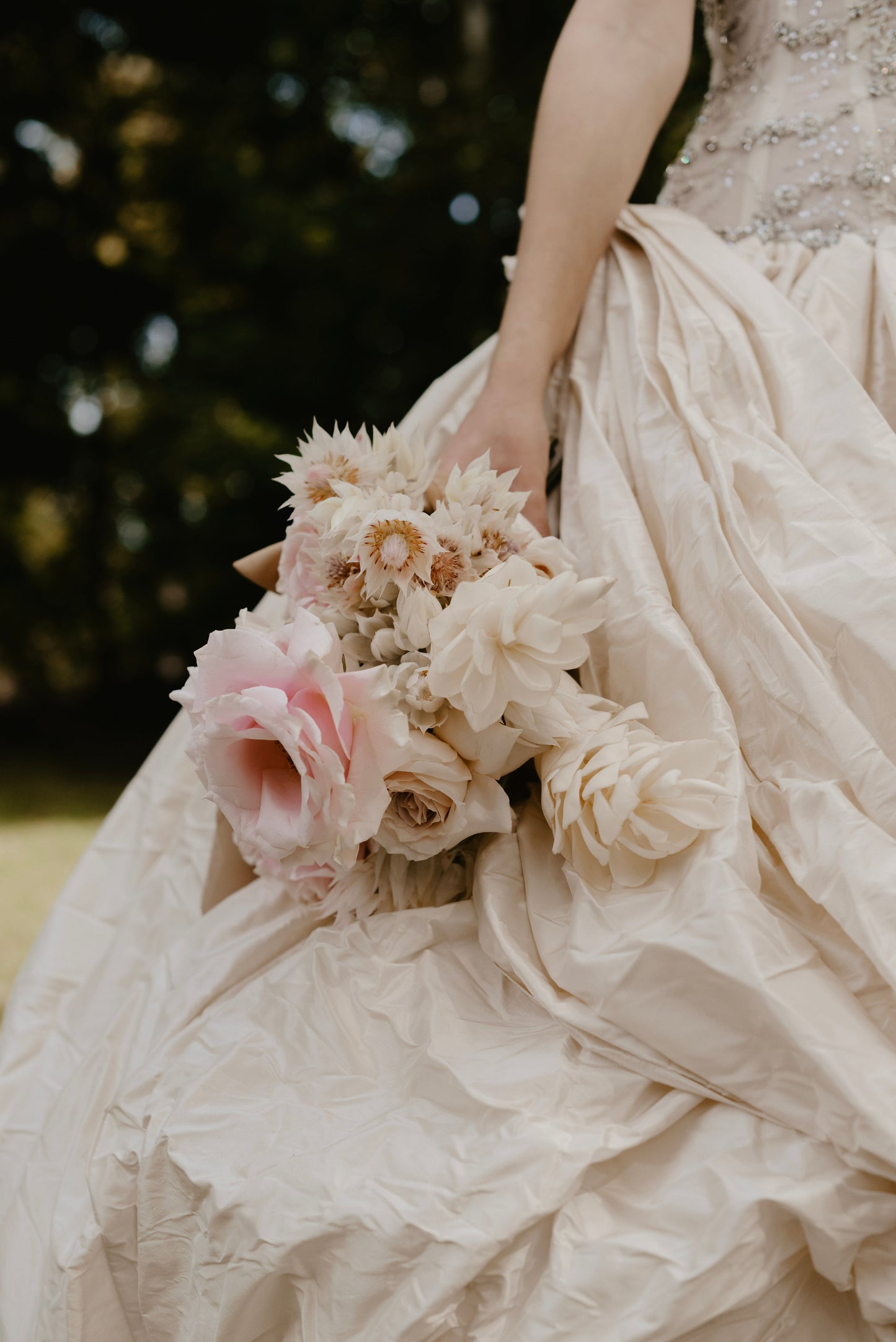 Význam květin a kytic na svatbách: Zvýraznění vzhledu nevěsty a vyjádření emocí